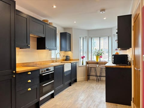 Kitchen or kitchenette, Dining area, dishwasher, minibar, oven, stove