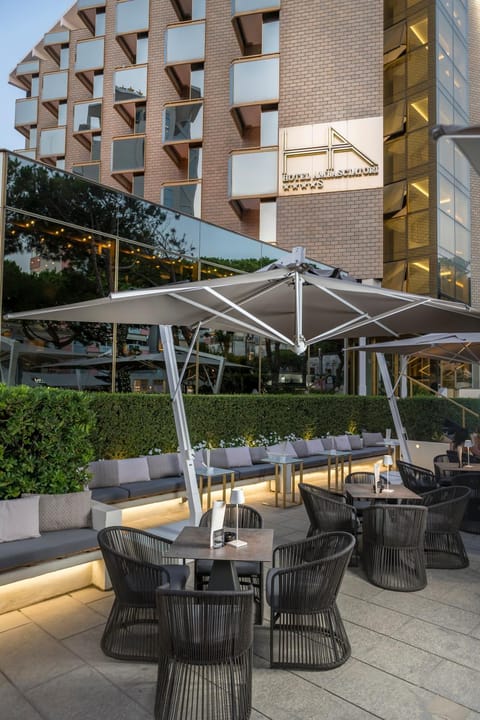 Property building, Patio, Restaurant/places to eat, Lounge or bar