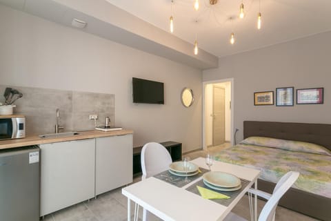 Bed, TV and multimedia, Kitchen or kitchenette, Seating area, Dining area