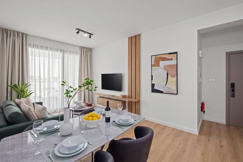 TV and multimedia, Living room, Seating area, Dining area, Evening entertainment