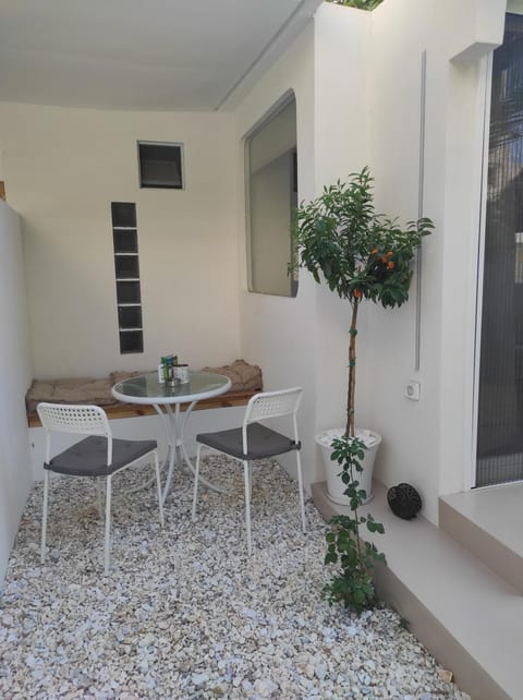 Viktoria's Garden Pavilion Apartment in Alimos