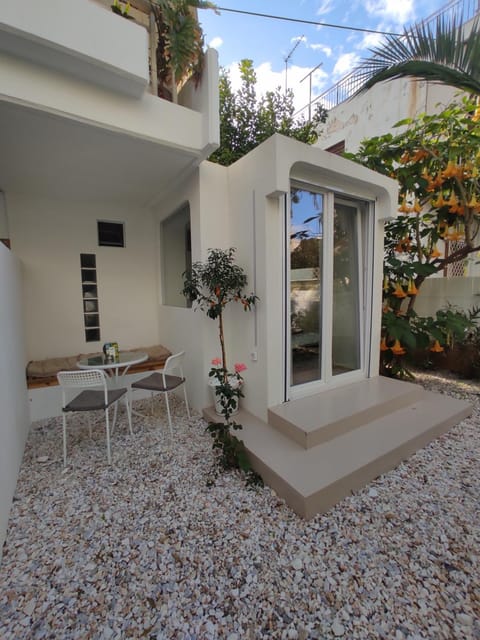 Viktoria's Garden Pavilion Apartment in Alimos