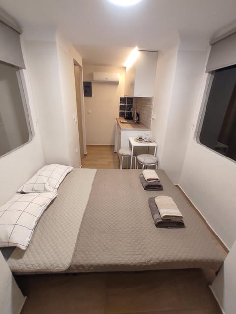 Viktoria's Garden Pavilion Apartment in Alimos