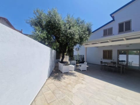Property building, Balcony/Terrace, Living room