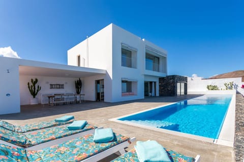 Property building, Balcony/Terrace, Pool view, Swimming pool, Swimming pool, sunbed