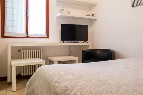 Bed, TV and multimedia, Bedroom