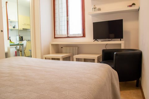 Bed, TV and multimedia, Bedroom