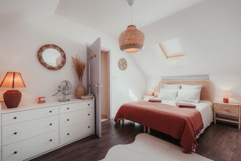 Bed, Photo of the whole room, Bedroom, towels