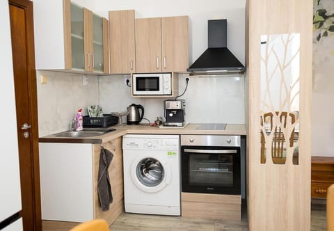 Coffee/tea facilities, microwave, oven, stove, washing machine, kitchen