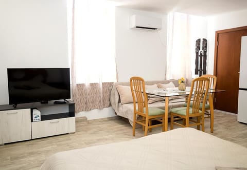 TV and multimedia, Seating area, Dining area