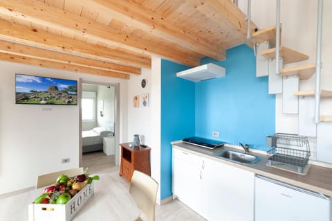 Kitchen or kitchenette, Dining area, stove