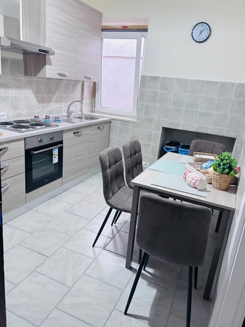 Kitchen or kitchenette, Dining area, minibar, stove