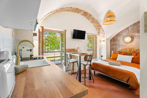 Bed, Kitchen or kitchenette, Dining area