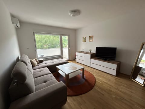 Communal lounge/ TV room, TV and multimedia, Living room, Seating area, Evening entertainment