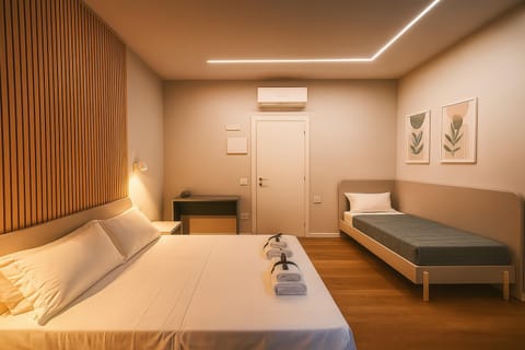 Bed, Photo of the whole room, Bedroom, air conditioner