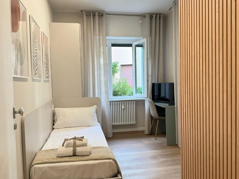 Bed, TV and multimedia, Photo of the whole room, Bedroom, towels