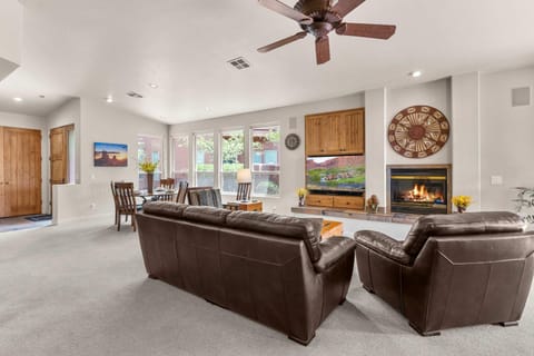 Lava Falls Red Rock Retreat - Close to Tuacahn House in Santa Clara