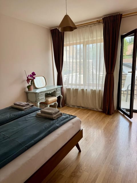 Bed, Photo of the whole room, Seating area, Bedroom, towels
