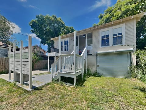 Property building, Facade/entrance, Neighbourhood, Garden