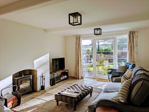 Communal lounge/ TV room, TV and multimedia, Living room, Seating area, Evening entertainment