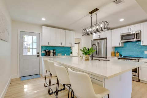 Private Hot Tub and Fenced Yard Sleek Gulfport Home House in Gulfport