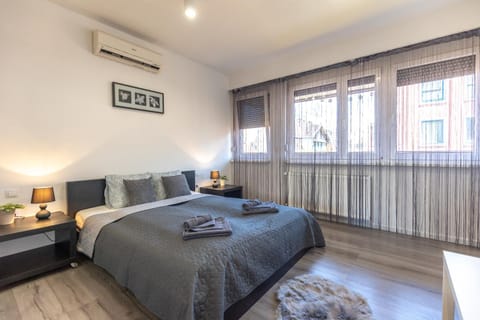 Bed, Photo of the whole room, Bedroom, air conditioner