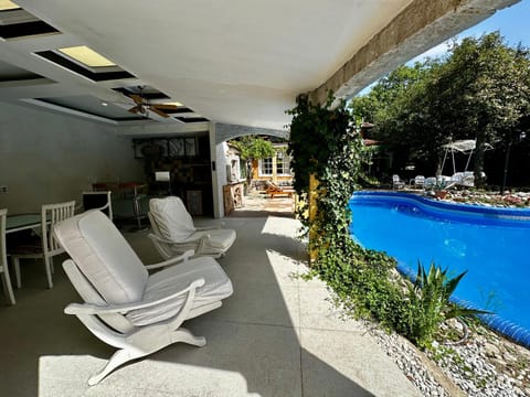Garden, Balcony/Terrace, Seating area, Swimming pool, sunbed