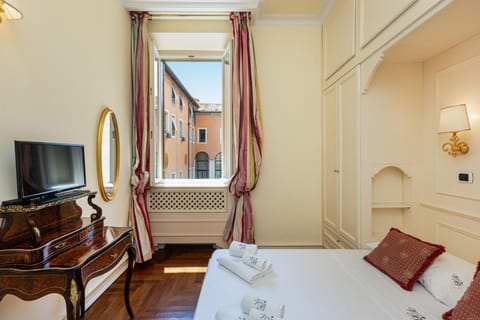 Bed, TV and multimedia, Photo of the whole room, Bedroom