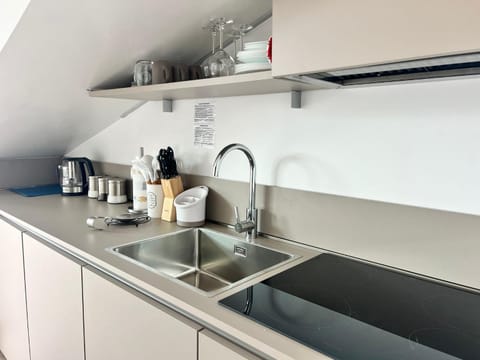 Coffee/tea facilities, Kitchen or kitchenette, stove