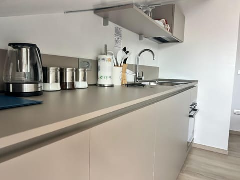 Coffee/tea facilities, Kitchen or kitchenette, stove