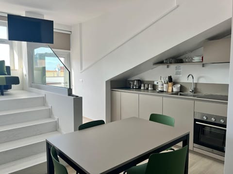 TV and multimedia, Coffee/tea facilities, Kitchen or kitchenette, Living room, Seating area, Dining area, stove