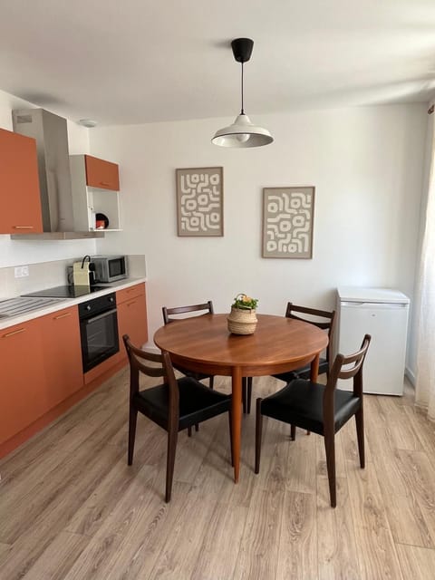 Coffee/tea facilities, Dining area, dishwasher, microwave, oven, washing machine, kitchen