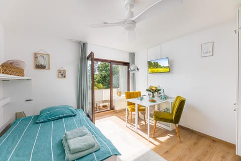 Bed, TV and multimedia, Balcony/Terrace, Decorative detail, Dining area, Bedroom, Drinks, towels