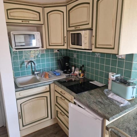 Coffee/tea facilities, Kitchen or kitchenette, microwave, oven, stove, toaster