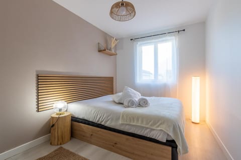 Bed, Photo of the whole room, Bedroom, flat iron, towels