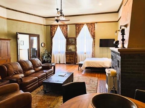 Bed, TV and multimedia, Living room, Seating area