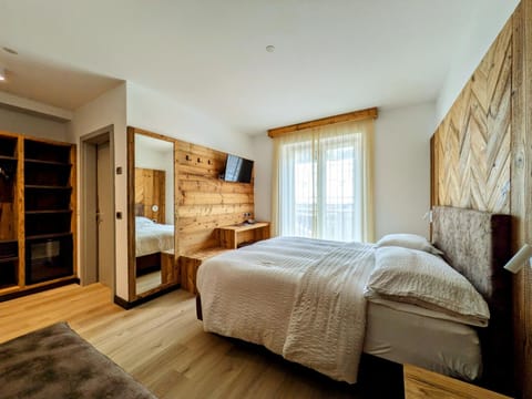 Bed, TV and multimedia, locker, wardrobe