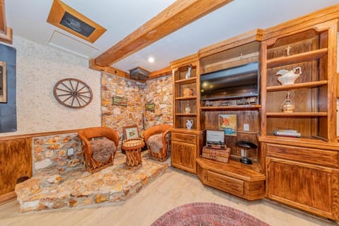 Vintage Sunset Villa by Bass Lake 17 miles from Yosemite National Park Apartment in Sierra Nevada