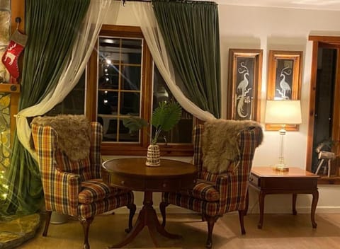 Vintage Sunset Villa by Bass Lake 17 miles from Yosemite National Park Apartment in Sierra Nevada