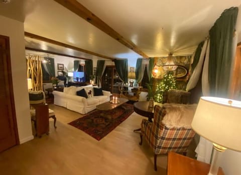 Vintage Sunset Villa by Bass Lake 17 miles from Yosemite National Park Apartment in Sierra Nevada