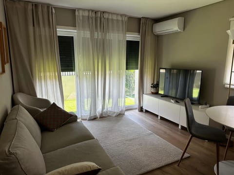 Communal lounge/ TV room, TV and multimedia, Living room, Seating area, Evening entertainment, air conditioner