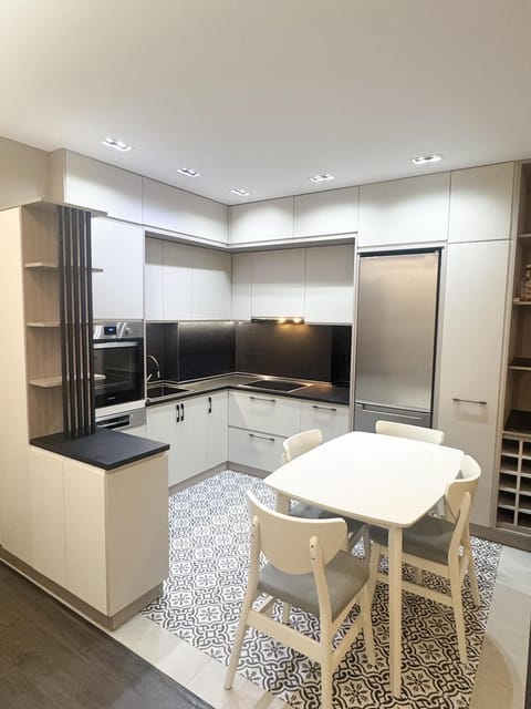 Kitchen or kitchenette, Dining area, oven