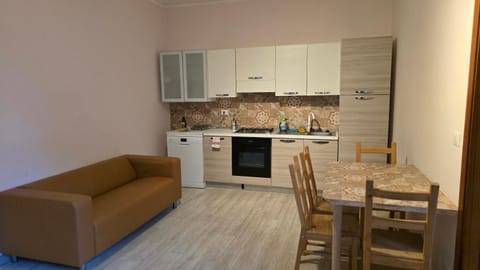 Kitchen or kitchenette, Living room, Seating area, Dining area, dishwasher, oven, pet friendly, stove