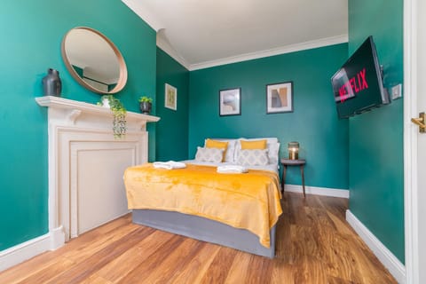 Bed, TV and multimedia, Photo of the whole room, Bedroom