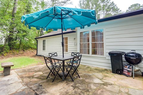 Walk to Dtwn Woodstock Modern Home with Patio! House in Woodstock