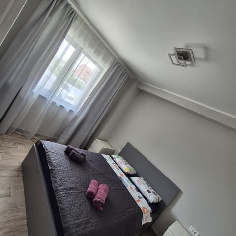 Bed, Bedroom, towels, air conditioner