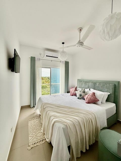 TV and multimedia, Photo of the whole room, Bedroom