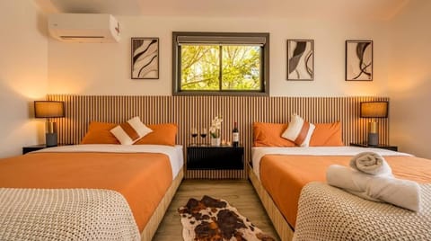 4 BR Lakeside House in Woods House in Stroud Township