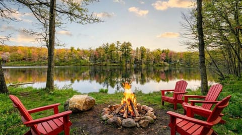 4 BR Lakeside House in Woods House in Stroud Township