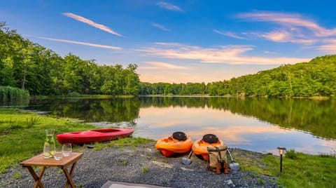 4 BR Lakeside House in Woods House in Stroud Township
